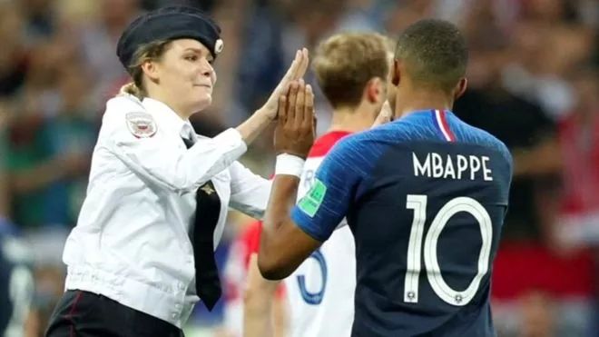  杜塞尔多夫球迷发起抗议，要求降低季票价格  